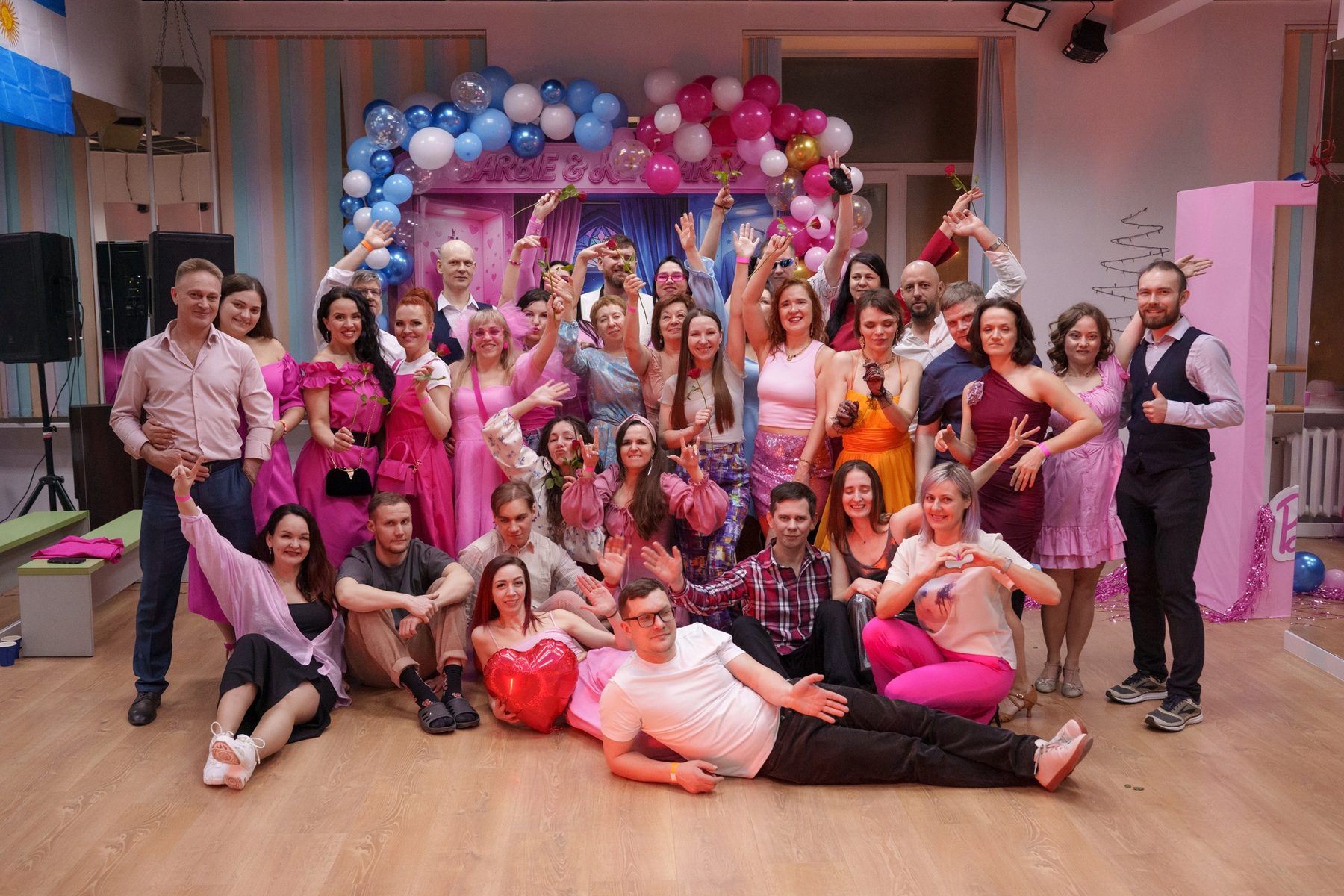 Гости тематической вечеринки Barbie & Ken Party машут в камеру